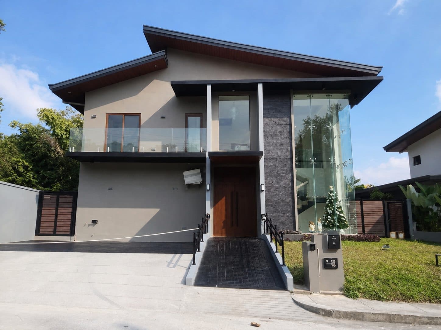 4 Bedroom Single Family House in Sun Valley Estates Golf & Residential — City of Antipolo, Rizal